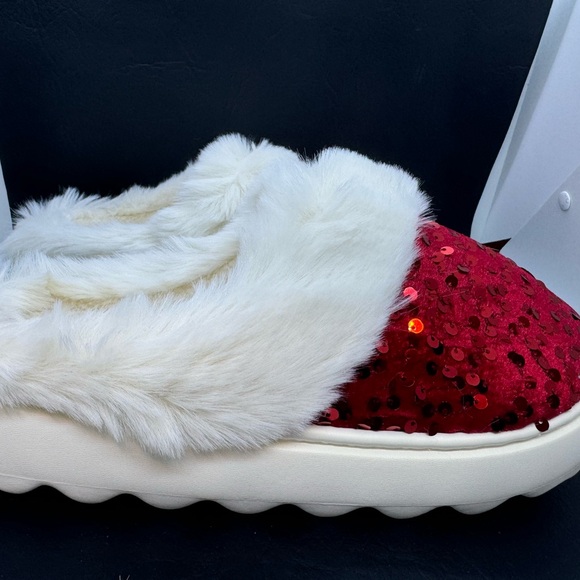 Women’s Slippers New - Picture 2 of 6